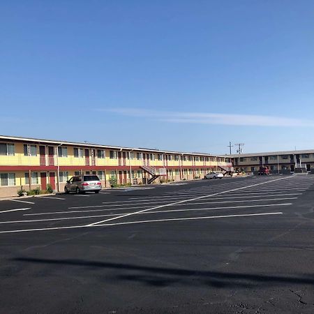 Super 8 By Wyndham Ontario Motel Dış mekan fotoğraf