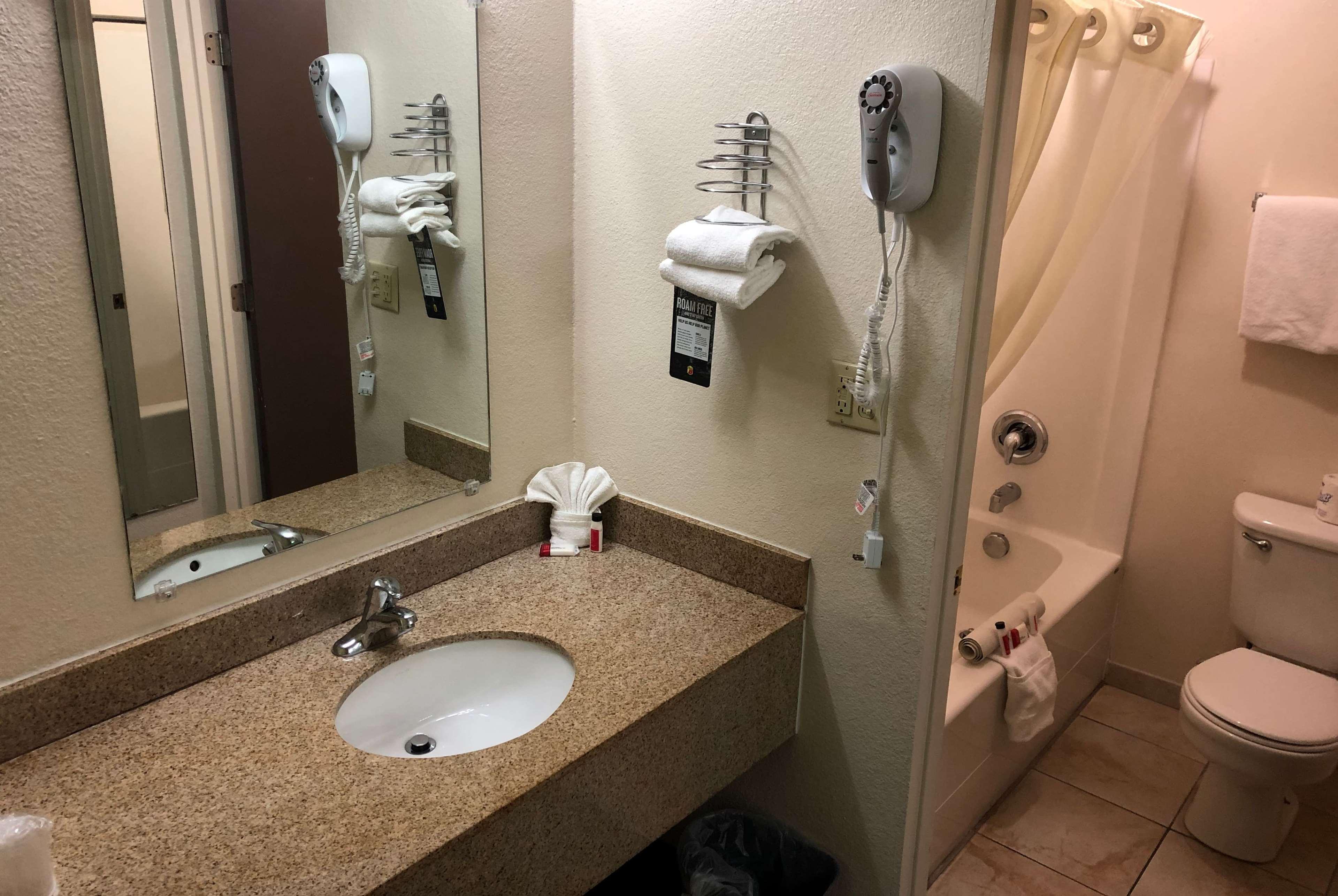 Super 8 By Wyndham Ontario Motel Dış mekan fotoğraf