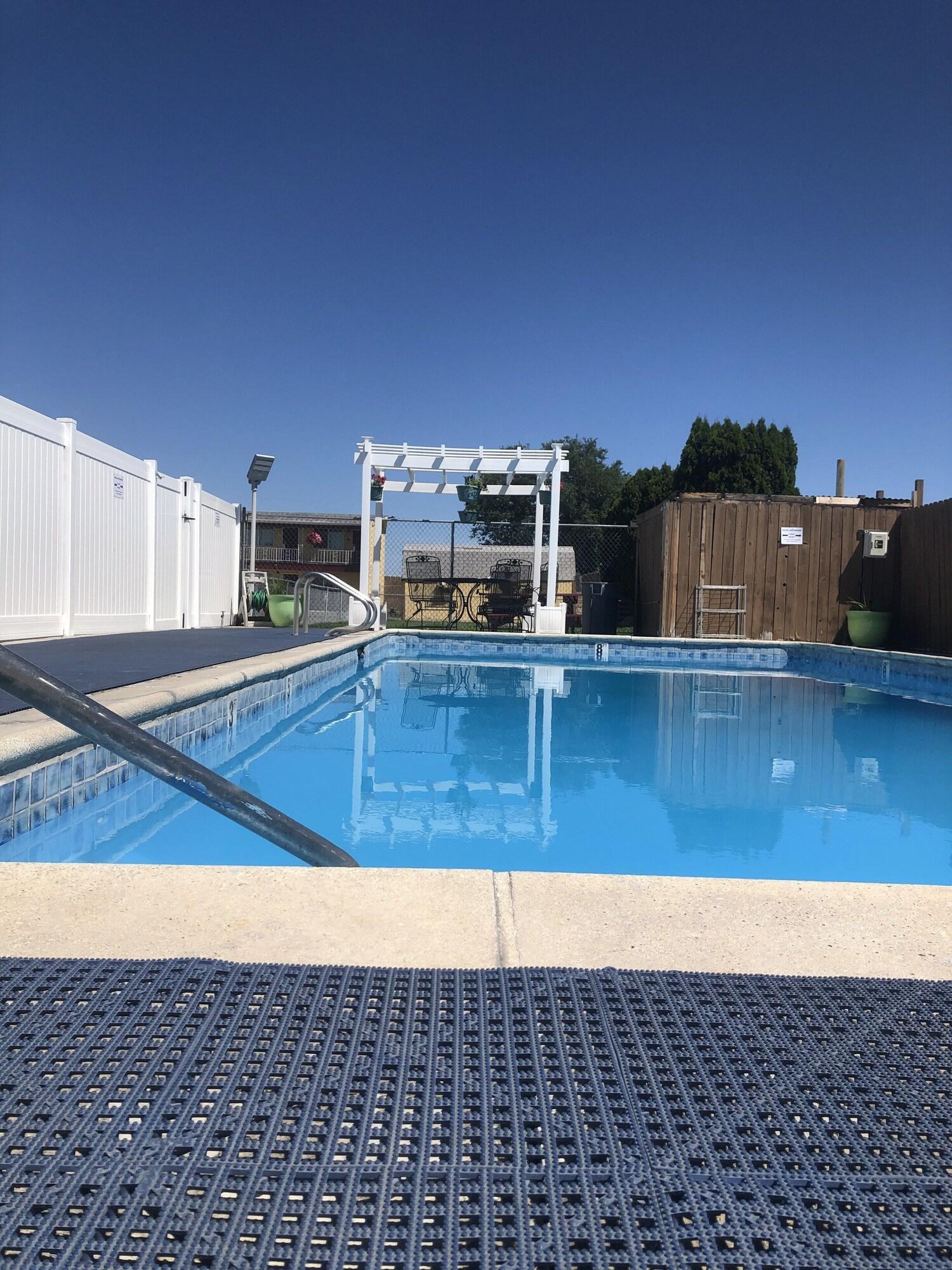 Super 8 By Wyndham Ontario Motel Dış mekan fotoğraf
