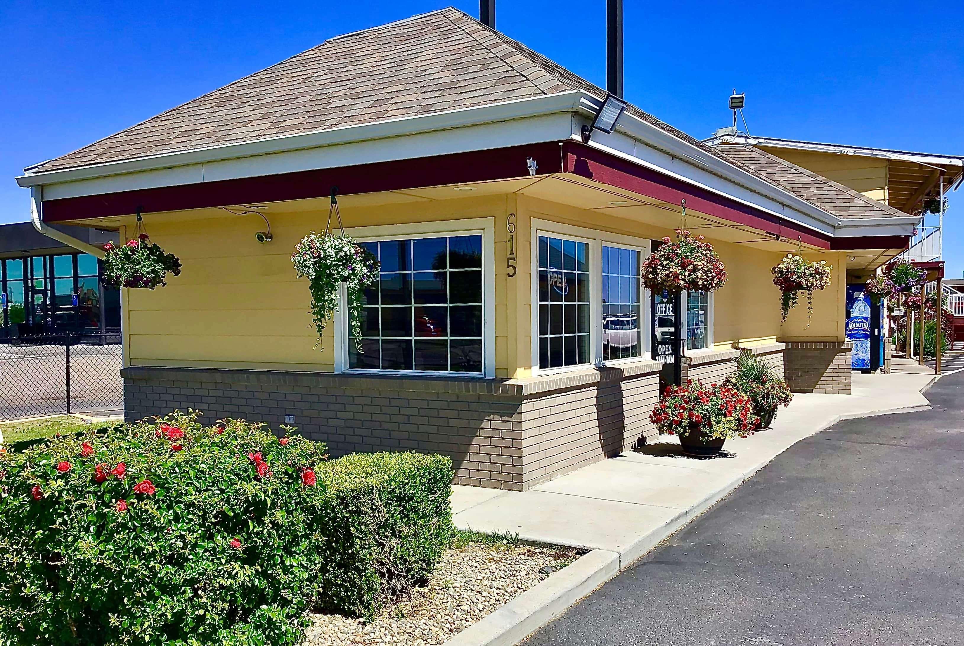 Super 8 By Wyndham Ontario Motel Dış mekan fotoğraf