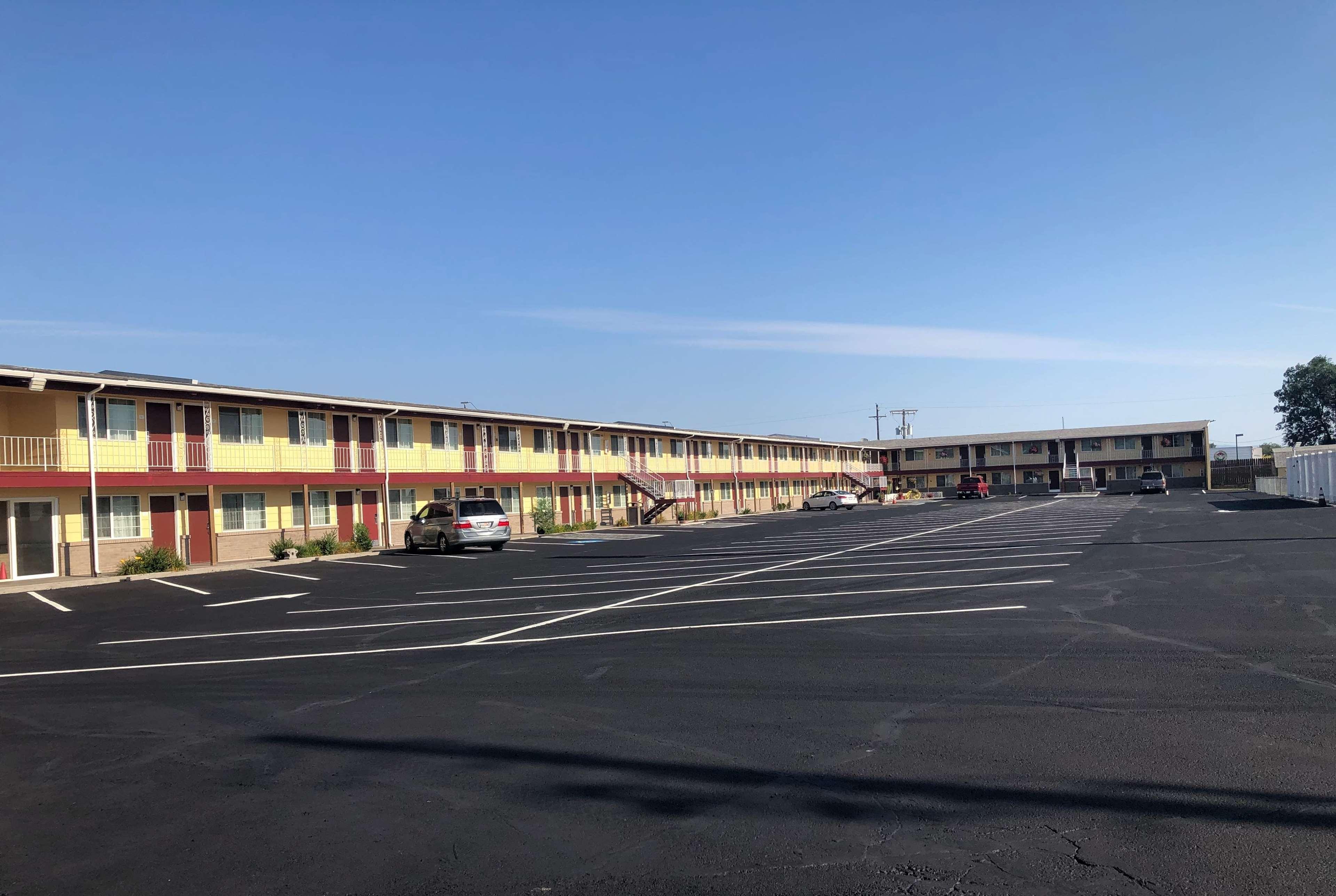 Super 8 By Wyndham Ontario Motel Dış mekan fotoğraf